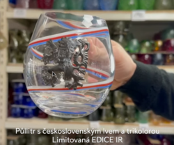Půllitr s trikolorou a se lvem